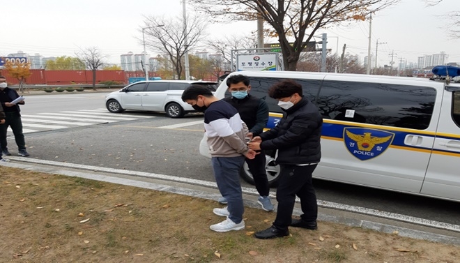 전자발찌를 훼손하고 도주한 상황을 연출해 검거하는 모의훈련을 하고 있다.(사진제공=의정부준법지원센터)