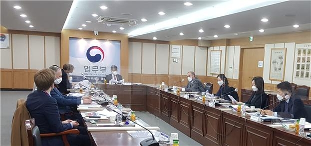 강성국 법무실장(가운데)이 20일 정부과천청사에서 열린 「독일 통일 30주년 기념 법무부-독일재단 합동 간담회」에서 장소영 통일법무과장(오른쪽 두 번째), 토마스 요시무라 콘라드 아데나워재단 한국사무소장(오른쪽 네 번째), 헤닝 에프너 프리드리히 에버트재단 한국사무소장(왼쪽 세 번째), 크리스티안 탁스 프리드리히 나우만재단 한국사무소장(왼쪽 두 번째) 및 관계자들과 독일 통일 30주년의 성과와 과제 등에 대하여 논의하고 있다.(사진제공=법무부)