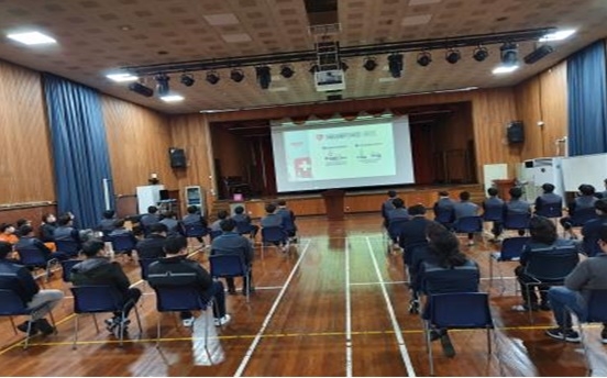 동영상 강의 시청 후 센터장의 얘기를 경청하고 있다.(사진제공=서울소년분류심사원)