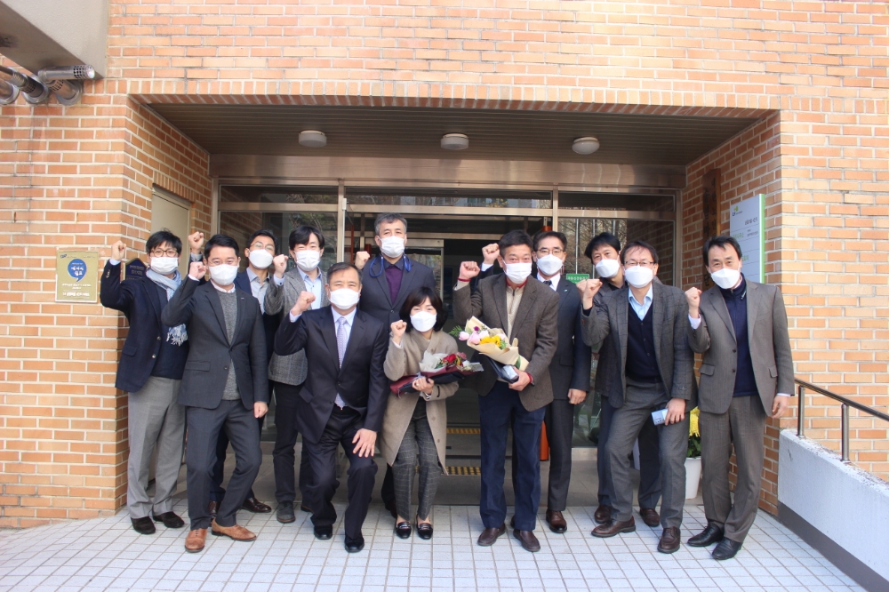 한학규 LH 공공주택전기처 처장(오른쪽 네 번째)과 문경섭 전력거래소 시장개발처 처장(왼쪽 여섯 번째) 및 관계자들이 기념사진을 촬영하고 있다.(사진=LH)