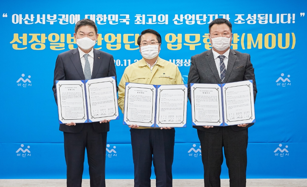 (왼쪽부터) 안재현 SK건설 사장, 오세현 아산시장, 고성한 완성개발 대표이사가 협약서를 들고 기념촬영을 하고 있는 모습.(사진=SK건설)