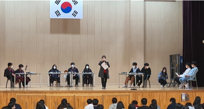 서생중학교 학생들을 대상으로 모의법정을 통한 진로체험 행사를 갖고 있다.(사진제공=울산청소년꿈키움센터)