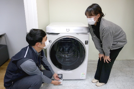 삼성전자서비스 수리 엔지니어가 출장 점검 서비스를 신청한 고객에게 플러스케어 서비스를 제공하고 있는 모습. 사진=삼성전자서비스