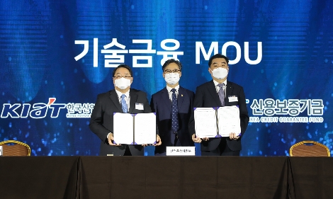 신용보증기금 채원규 전무이사(오른쪽)가 산업통상자원부 박진규 차관(가운데), 한국산업기술진흥원 석영철 원장(왼쪽)과 함께 25일 서울 코엑스에서 개최된 ‘2020 기술사업화 대전’에서 ‘우수기술 보유기업의 기술보증 지원을 위한 업무협약식’을 갖고 기념촬영을 하고 있다. 사진=신용보증기금