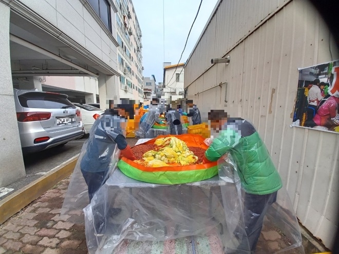 김장담그기 일손돕기를 하고 있는 사회봉사대상자들.(사진제공=진주준법지원센터)