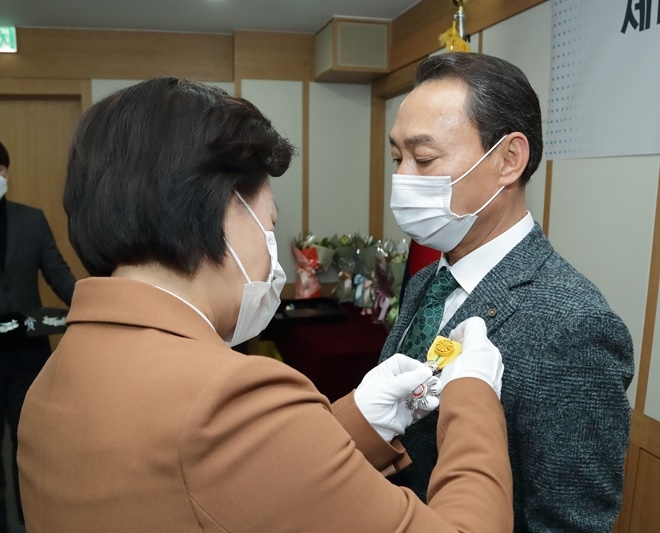 1추미애 법무부 장관이 27일 정부과천청사에서 개최된 ‘제13회 한국범죄피해자 인권대회 기념 정부포상 전수식’에서 송홍구 천안‧아산 범죄피해자지원센터 이사장에게 국민포장을 수여하고 있다. (사진제공=법무부)