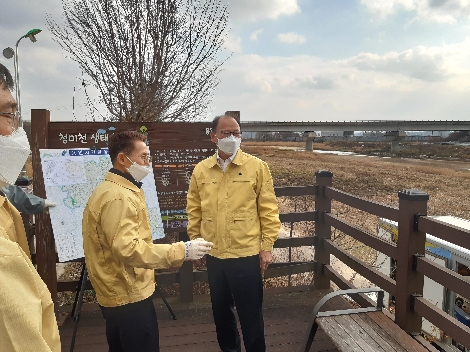 김태환 농협 축산경제 대표이사가 27일 경기도 용인시 청미천 방역현장을 점검하고 있다. 사진=농협중앙회