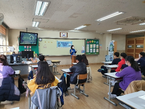 '푸른코끼리' 전문강사가 서울탑동초등학교 6학년 학생들을 대상으로 사이버 폭력 예방 교육을 실시하고 있다. 사진=삼성전자