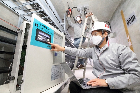 KT 연구원들이 대전 KT대덕1센터에서 DTS 통합 화재수신기를 테스트하고 있다. 사진=KT