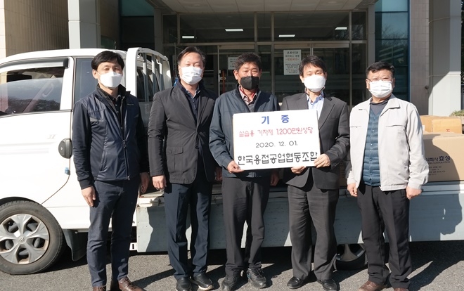 한국용접공업협동조합이 1200만원 상당 용접반 실습용 기자재를 기증하고 기념촬영.(사진제공=부산소년원)