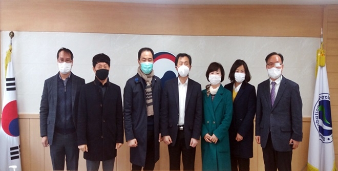 유공봉사자들에게 감사장을 전달하고 기념촬영.(사진제공=전주준법지원센터)