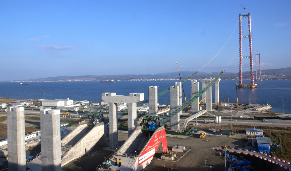 대림산업과 SK건설이 터키 차나칼레 대교에 캣 워크를 설치하고 있다.(사진=대림산업)