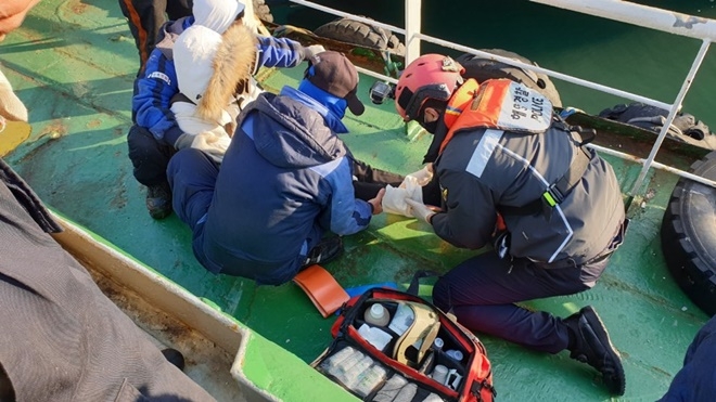 해경이 응급처치를 하고 있다.(사진제공=부산해양경찰서)