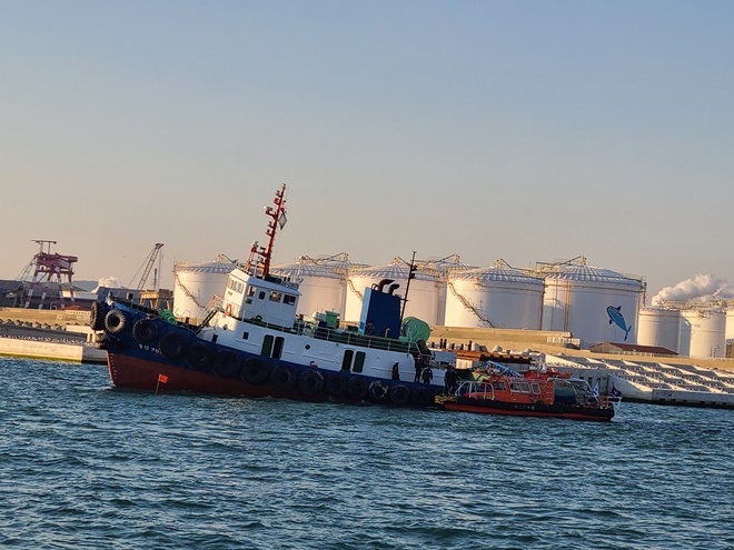 선박이 좌초되어 5도 정도 기울어진 상태.(사진제공=울산해양경찰서)
