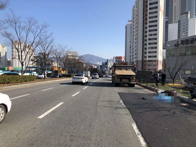 12월 8일 낮 12시 40분경 만덕2터널 미남방면 출구 370m지점서 덤프트럭과 오토바이 충격사고 현장.(사진제공=부산경찰청)