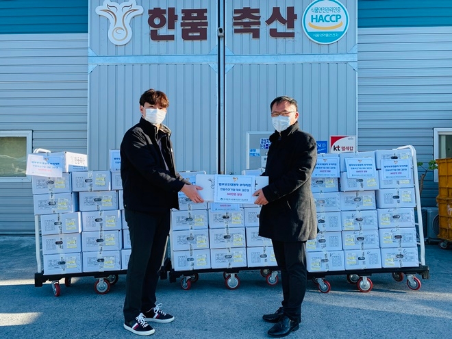한품축산기업 김은성 대표(왼쪽)가 공단경남지부 정봉영 지부장에게 법무보호대상자들을 위한 부식을 전달하고 기념촬영.(사진제공=한국법무보호복지공단경남지부)