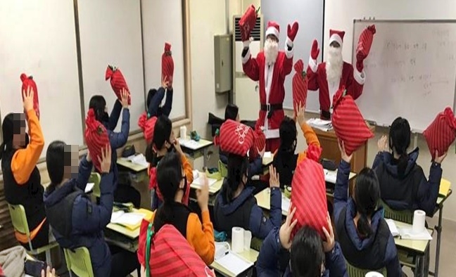 안양소년원장과 직원들이 산타로 변신해 선물을 나눠주고 있다.(사진제공=안양소년원)
