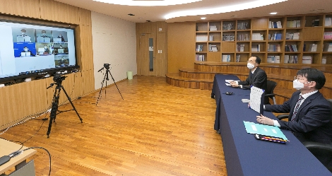 8일 김귀수 캠코 기업지원본부장(사진 오른쪽)이 전국은행연합회, 저축은행중앙회, 기술보증기금, 신용보증기금, 중소벤처기업진흥공단 관계자와 온라인 화상회의를 통해 '법인연대보증인 신용지원을 위한 양해각서'를 체결하고 있다. 사진=캠코