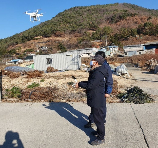 드론을 활용한 고병원성 조류독감(AI) 예찰 활동 시에 농촌 영농폐기물의 불법소각 행위에 대한 단속과 계도를 병행해 추진하고 있다.(사진제공=낙동강유역환경청)