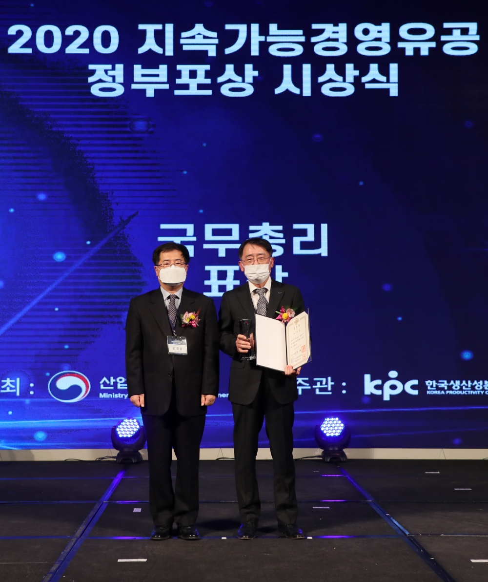 만도 조성현 총괄사장(오른쪽)이 '2020 지속가능경영유공 정부포상' 시상식에서 국무총리 표창 수상 후 기념 촬영을 하고 있다.(사진=한라그룹)