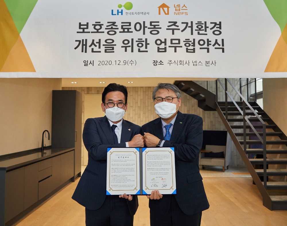서창원 LH 주거복지본부장(사진 오른쪽)과 김호균 대표이사(사진 왼쪽)이 기념사진을 촬영하고 있다.(사진=LH)