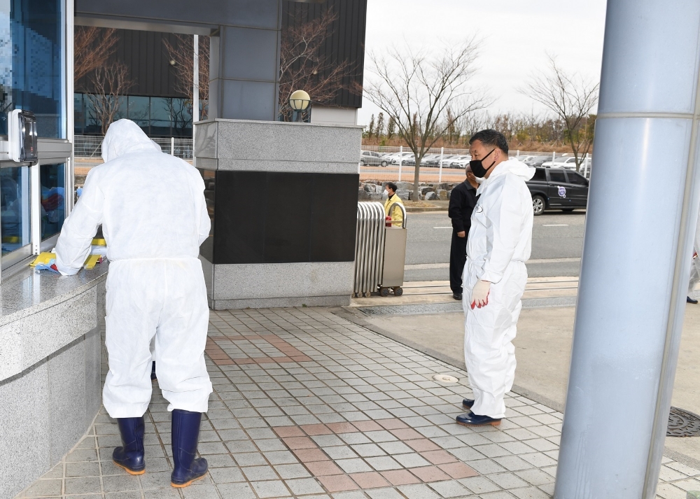 12월10일 오전 11시40분경 기장군감염병방역단은 기장군수 지휘아래 확진자가 발생한 주변지역에 대해 집중 방역을 실시.(사진제공=부산 기장군)