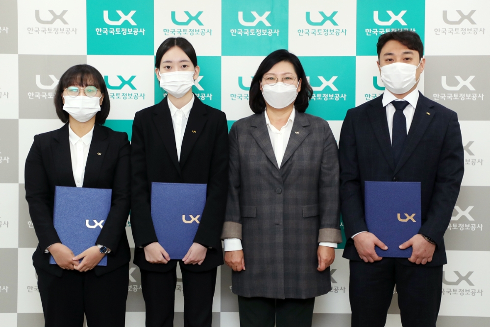 10일 전북혁신도시 LX 본사에 장애인 신입직원이 임용장 수여식 후 기념촬영을 하고 있다. 왼쪽에서 세 번째는 오애리 경영이사.(사진=LX)