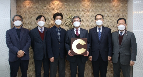 9일 충북 청주 소재 성심신협에서 지역사회공헌 인정기업 현판식을 진행하고 있다. 좌측부터 임동연 충북의회 의원, 김영석 충북사회복지협의회장, 홍기범 율량사천동장, 염광선 성심신협 이사장, 김성주 신협중앙회 신협행복나눔부문장, 임정수 청주시의회 의원. 사진=신협중앙회