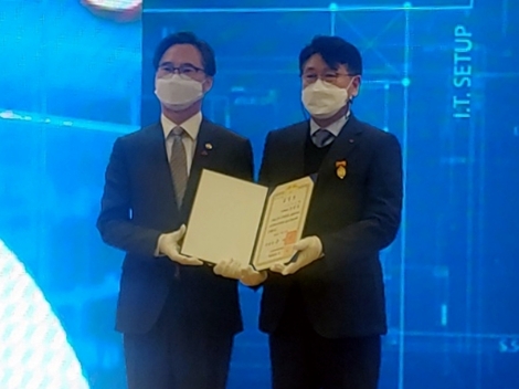 손길동 LG이노텍 기판소재사업부장이 10일 서울 코엑스에서 열린 ‘제15회 전자·IT의 날’ 시상식에서 ‘대통령 표창’을 수상했다. 오른쪽부터 손길동 LG이노텍 기판소재사업부장과 박진규 산업통상자원부 차관. 사진=LG이노텍