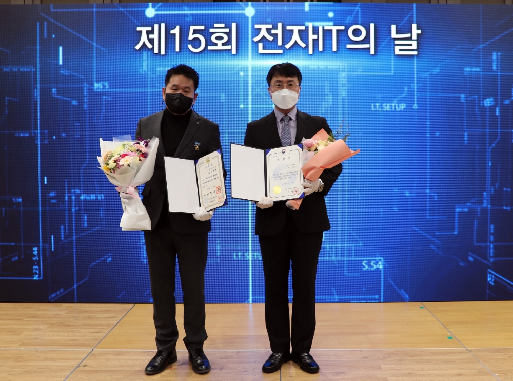 대유위니아그룹 전성원 상무, 민기훈 책임 ‘제15회 전자IT의 날’ 표창 수상