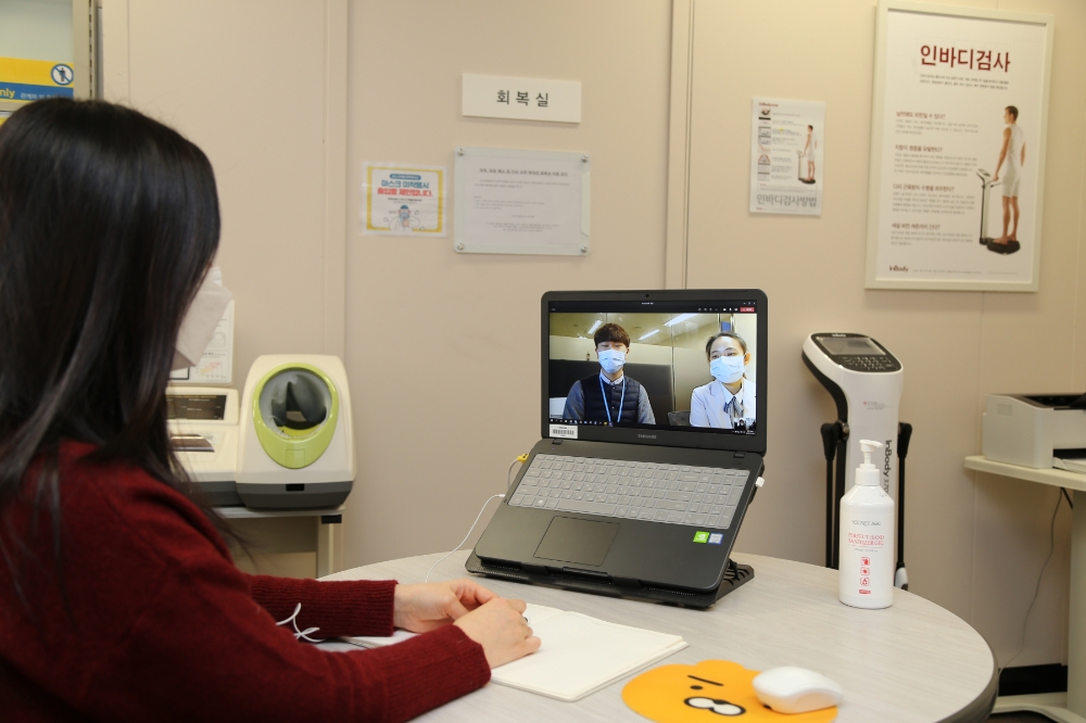 대림산업 사옥 의무실에서 화상 시스템을 통해 서울대병원 관계자들과 원격진료 시스템을 시연 중이다.(사진=대림산업)