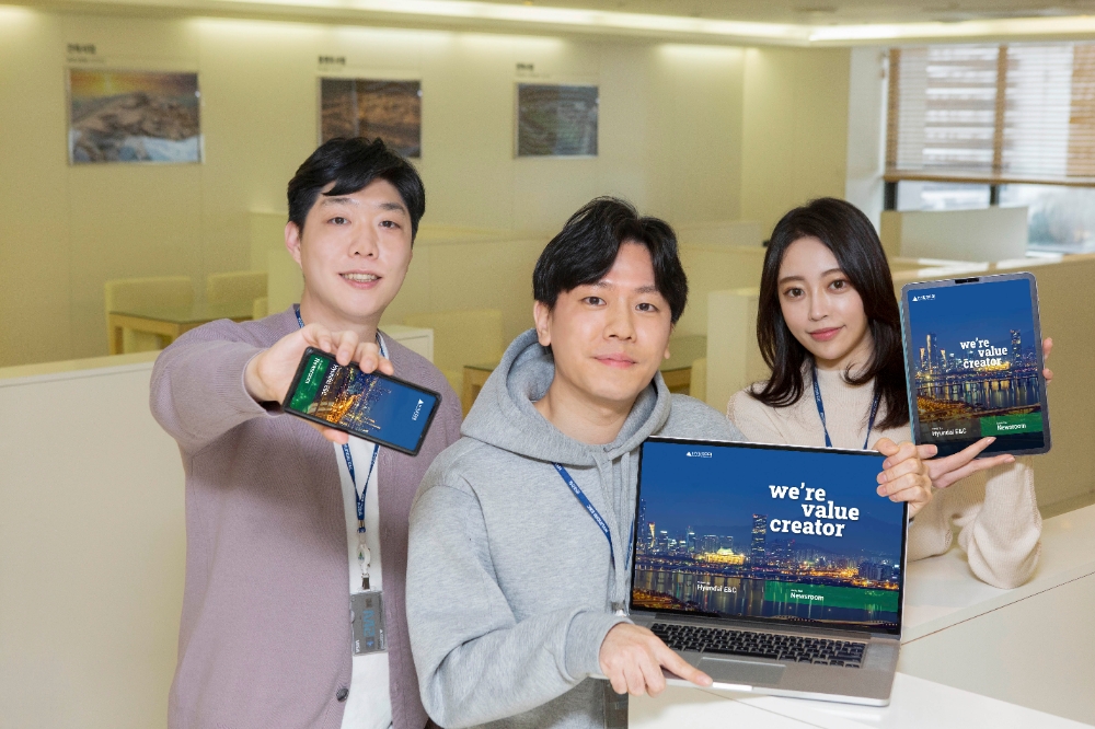 각종 스마트 기기에서 현대건설 홈페이지에 접속한 모습.(사진=현대건설)