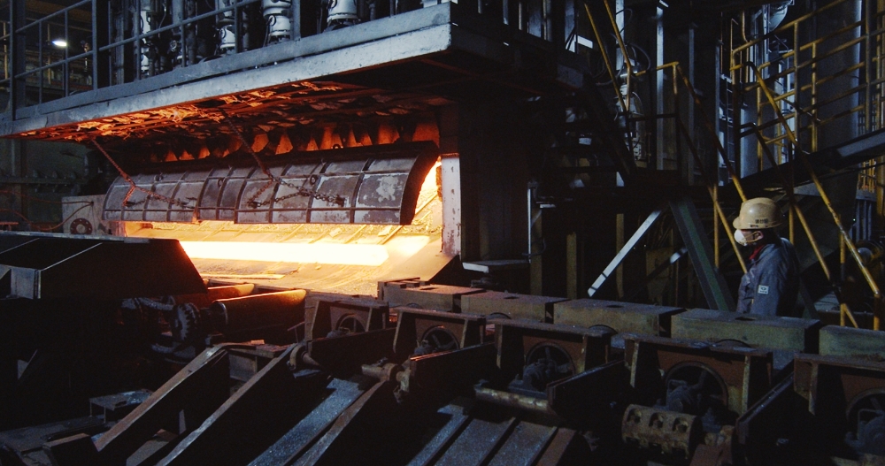 SCR설비가 도입된 동국제강 신평공장 가열로에서 빌릿(billet)이 압연라인에 투입되고 있다.(사진=동국제강)