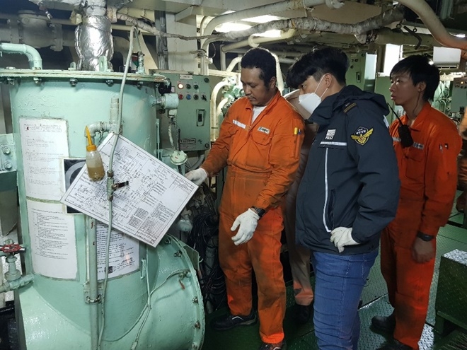 선박연료유 황함유량 일제 단속모습.(사진제공=부산해양경찰서)