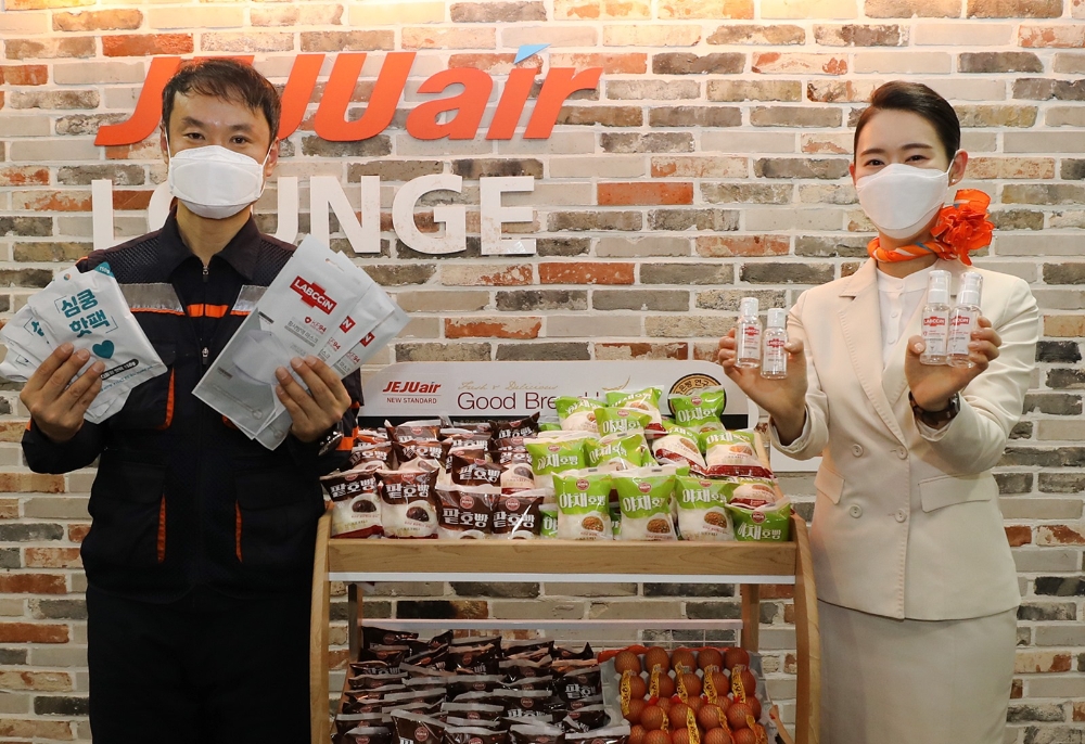 제주항공은 추운 겨울을 맞아 현장에서 근무하는 직원을 위해 핫팩과 애경 ‘랩신’ 손소독제, 마스크 등을 전달하고 2월 중순까지 모든 임직원에게 겨울 간식인 호빵, 꿀호떡, 구운계란 등을 제공한다.(사진=제주항공)