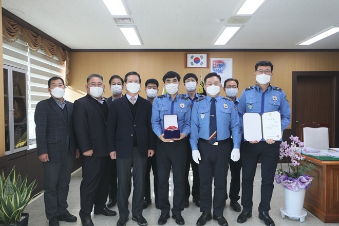 구조왕 및 구조우수부서 시상 기념촬영.(사진제공=부산해양경찰서)