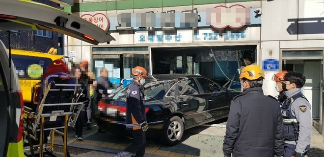 12월 17일 낮 12시 48분경 연천초등학교 앞에서 그랜저차량이 1차 보행자 충격, 2차 학원차량 충격 후 가게 돌진.(사진제공=부산경찰청)