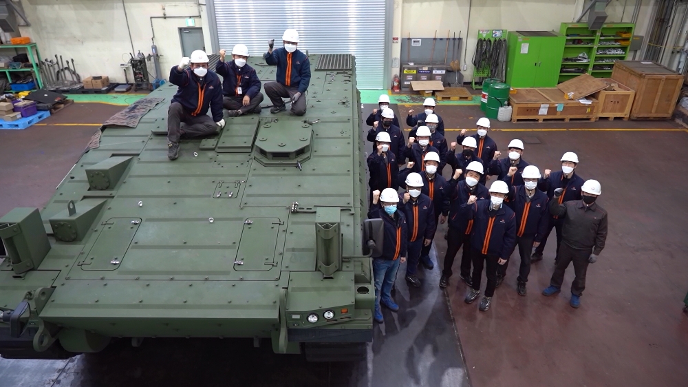 한화디펜스, 레드백 (Redback)’ 장갑차 시제품 3호기 출하’
