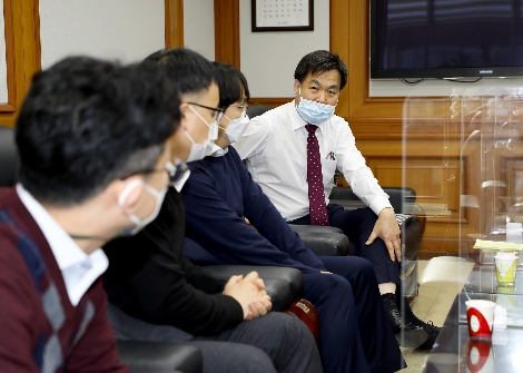 수협은행 김진균 은행장이 지난 17일 디지털금융본부 소속 팀장들과 도시락 간담회를 함께 하며 의견을 경청하는 모습. 사진=Sh수협은행