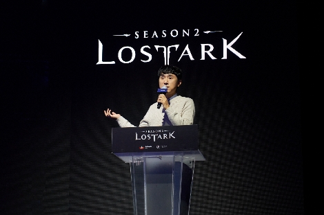 로스트아크 로아온 페스티벌에서 금강선 디렉터가 발표하고 있다. 사진=스마일게이트