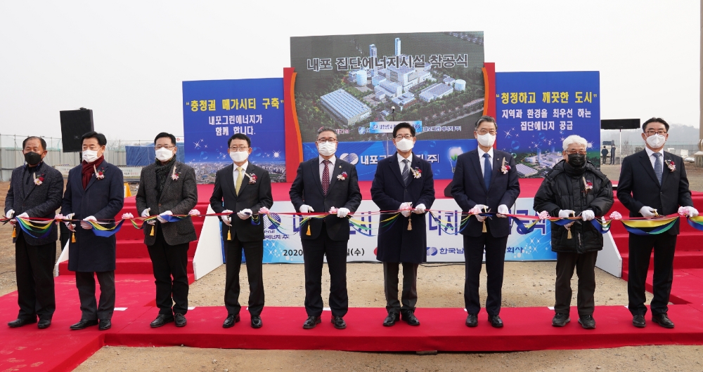 롯데건설 하석주 대표이사(왼쪽에서 네 번째)와 김명선 충남도의회 의장(왼쪽에서 다섯 번째), 양승조 충청남도지사(왼쪽에서 여섯 번째)를 비롯한 관계자들이 내포신도시 집단에너지 시설 착공식을 진행 중이다.(사진=롯데건설)