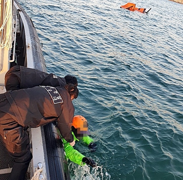 12월 24일 남해해경청 특공대원들이 다대포 해수욕장 서쪽 해상에서 카이트보드 서핑을 하다 표류한 A씨를 구조하고 있다.(사진제공=남해지방해양경찰청)