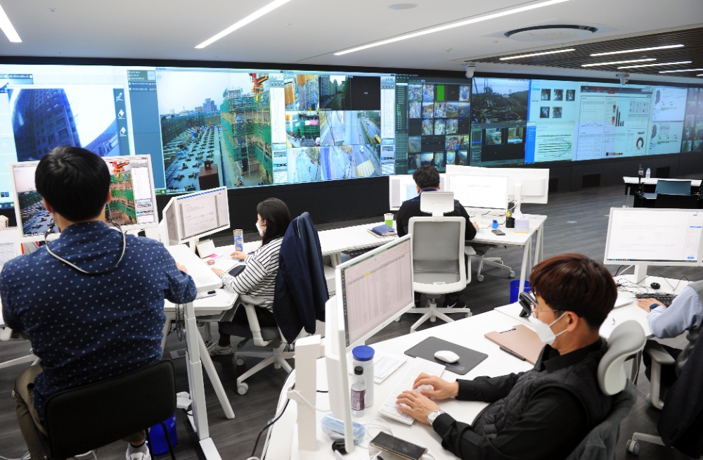 시어터 오또에서 구성원이 업무를 하는 모습.(사진=SK건설)