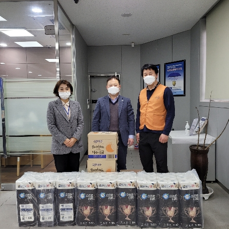 제주은행 성산지점과 성산원광소규모요양시설 관계자들이 물품전달식을 진행하고 있다. 사진=제주은행