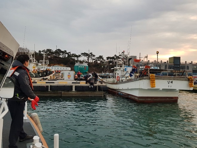 경찰관이 익수자를 구조하고 있다.(사진제공=울산해양경찰서)