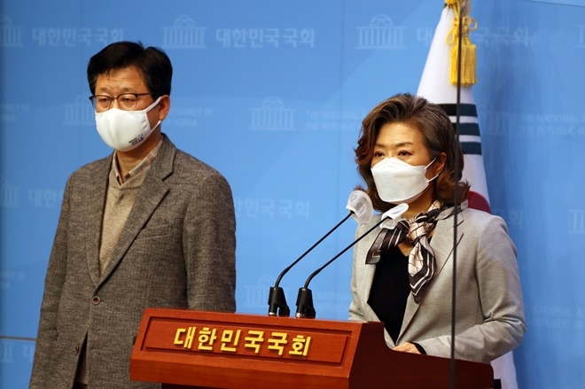 양이원영 의원이 12월 29일 오후 국회소통관에서 김진숙 복직법 발의 기자회견을 열고 있다.(사진제공=양이원영의원실)