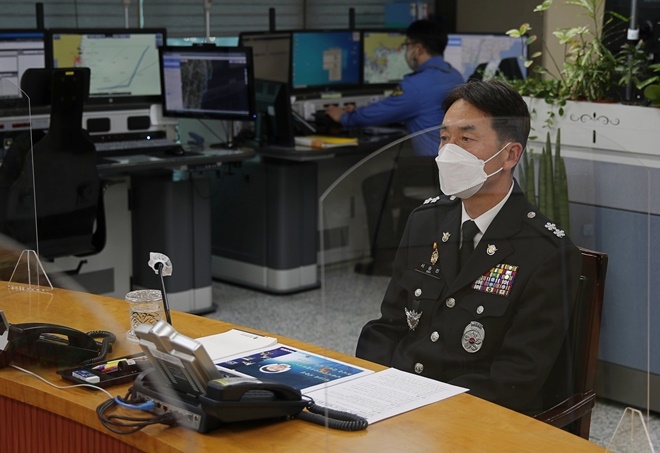 해상치안 상황보고를 받고 있는 서승진 남해해경청장.(사진제공=남해지방해양경찰청)
