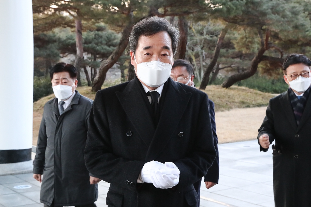 현충탑 나서는 이낙연 대표.(사진=연합뉴스)
