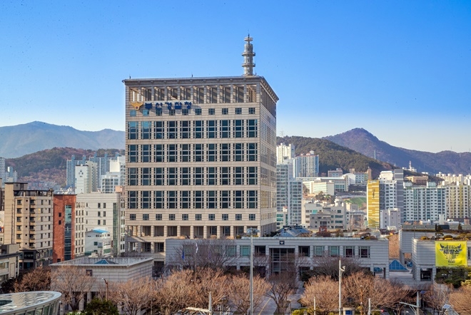 부산지방경찰청에서 '지방'을 뺀 새명칭으로 바뀐 부산경찰청 청사전경.(사진제공=부산경찰청)