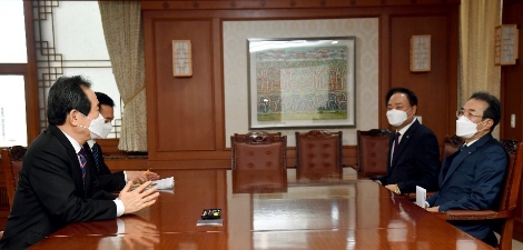 농협중앙회 이성희 회장(오른쪽 첫번째)은 5일 정부서울청사에서 정세균 국무총리(왼쪽 첫번째)를 예방하고 농수산물 선물가액 상향을 위한 의견을 전달했다. 사진=농협